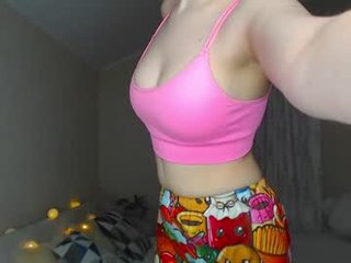Webcam Belle - liittle_cutie cam babe with small tits wants dirty live sex