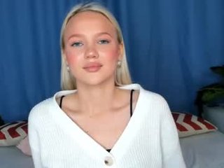 Webcam Belle - sarahphylliss depraved blonde cam girl presents her pussy drilled