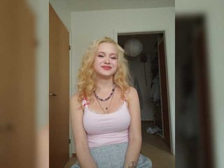 Webcam Belle - hellokitty23 blonde cam girl with shaved pussy doesn't spare her booty