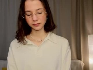 Webcam Belle - serinazele teen cam babe wants to be fucked online as hard as possible
