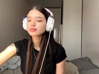 Webcam Belle - hannabuziak depraved brunette cam girl presents her pussy sodomized