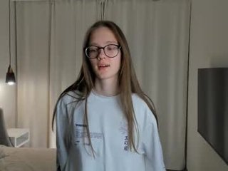 Webcam Belle - katinatonge cam babe with small tits wants dirty live sex