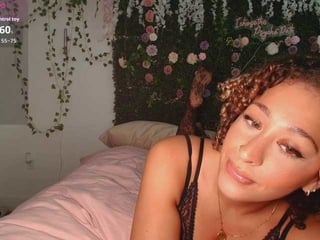 Webcam Belle - lyracovee cam girl loves her sweet pussy penetrated hard