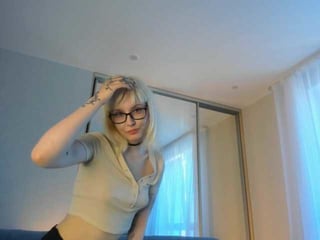 Webcam Belle - pipipewpewpipiu teen cam girl loves getting her shaved pussy humped online