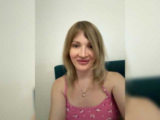 Webcam Belle - katniss-everdeen russian cam girl fingers her hot shaved pussy online