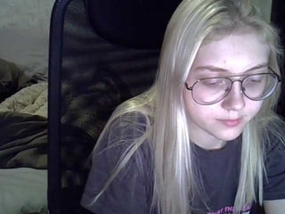 Webcam Belle - dream-lily russian cam girl fingers her hot shaved pussy online