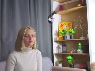 Webcam Belle - savannahshor depraved blonde cam girl presents her pussy drilled