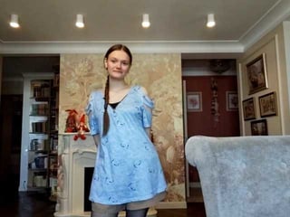 Webcam Belle - elenakeel elegant cam girl in a revealing bra online