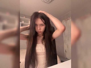 Webcam Belle - jikwow european cam babe rubs her smooth pussy till she cums