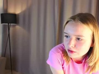 Webcam Belle - yangsperanza depraved blonde cam girl presents her pussy drilled