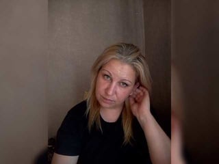 Webcam Belle - ipina13 russian cam girl fingers her hot shaved pussy online