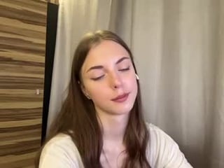 Webcam Belle - mia_sincere cam babe with small tits wants dirty live sex