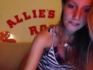 Webcam Belle - surfergirl121 european cam babe loves defile ends with cum on her tits