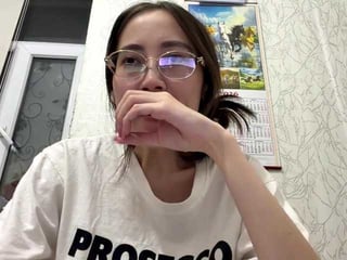 Webcam Belle - joyekaltz elegant cam girl in a revealing bra online