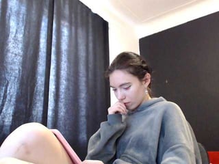 Webcam Belle - feyka-dream brunette teen cam babe plays with her tight asshole