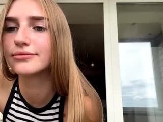 Webcam Belle - jinnyjaquins depraved blonde cam girl presents her pussy drilled