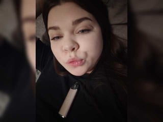 Webcam Belle - karina-15 russian cam girl fingers her hot shaved pussy online