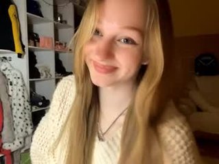 Webcam Belle - doreathagustave depraved blonde cam girl presents her pussy drilled