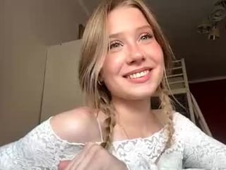 Webcam Belle - ingezeitler depraved blonde cam girl presents her pussy drilled