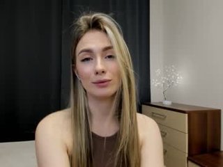 Webcam Belle - suzannepowells depraved blonde cam girl presents her pussy drilled