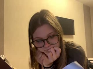 Webcam Belle - laurenflorens depraved blonde cam girl presents her pussy drilled