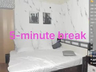 Webcam Belle - sophierayne_ teenage cam girl plays with her oiled pussy in the chatroom