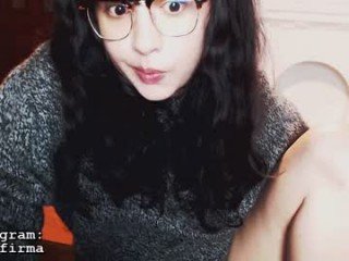 Webcam Belle - ingennui brunette cam girl wants dirty cum show