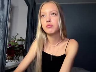 Webcam Belle - evelinegallucci depraved blonde cam girl presents her pussy drilled