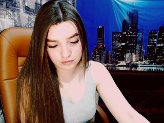 Webcam Belle - kamiilla brunette cam girl with shaved pussy doesn't spare her booty