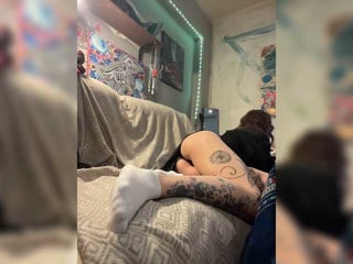 Webcam Belle - magictrick1 russian cam girl fingers her hot shaved pussy online