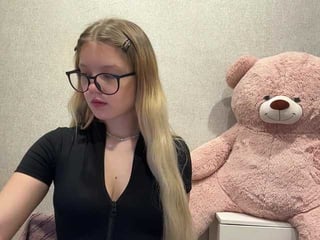 Webcam Belle - ardellapeetoom european cam babe rubs her smooth pussy till she cums