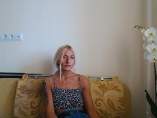 Webcam Belle - violetsmall cam babe does not want to show her shaved pussy during sensual stpiptease