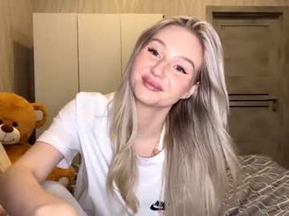 Webcam Belle - tinavaleri cam babe with small tits wants dirty live sex