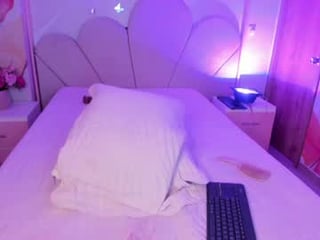 Webcam Belle - millieskinny18 naked teen cam babe loves kiss, licked slits and pink clits on a sex cam