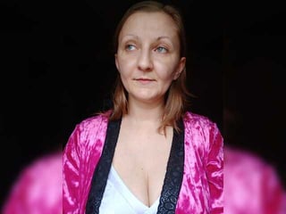 Webcam Belle - zarevna brunette cam babe presents kiss show online