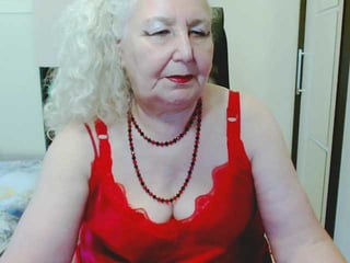 Webcam Belle - grannywants european cam babe offers her hairy pussy for live sex experiments