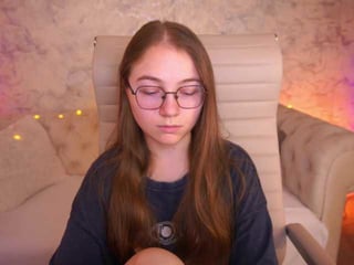 Webcam Belle - arrinawairr european cam babe rubs her smooth pussy till she cums