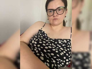 Webcam Belle - chubbybae european cam babe offers her hairy pussy for live sex experiments