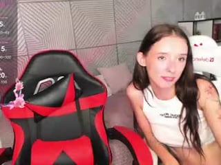 Webcam Belle - kellymeoww cam babe with small tits wants massages backs before sucking cock in the chatroom