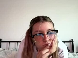 Webcam Belle - leeannerose depraved blonde cam girl presents her pussy drilled
