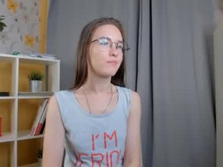 Webcam Belle - evelynmurphya horny cam babe - her special appeal is wet little pussy and naked body 