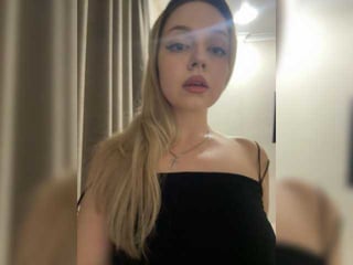 Webcam Belle - lolijopa russian cam girl fingers her hot shaved pussy online
