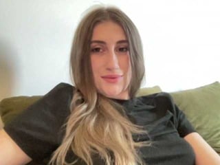 Webcam Belle - walkiria19 european cam babe rubs her smooth pussy till she cums