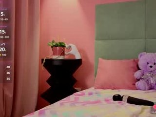 Webcam Belle - bella_stewarttt cam babe with small tits wants dirty live sex