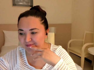 Webcam Belle - molliewaltman european cam babe rubs her smooth pussy till she cums