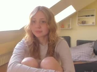 Webcam Belle - lastpizzaparty cam babe enjoys great live sex with her partner
