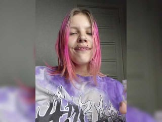 Webcam Belle - squirtapril do you want to fuck online this european redhead cam girl with pleasure