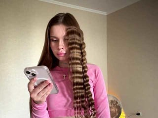Webcam Belle - corrinashuskey european cam babe rubs her smooth pussy till she cums