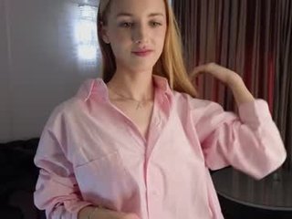 Webcam Belle - harrietfurr depraved blonde cam girl presents her pussy drilled