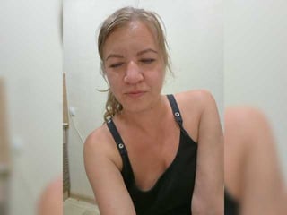Webcam Belle - mia-carnival cam girl with shaved pussy gets naked and sucks huge wang
